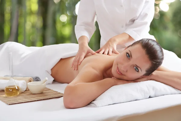 Femme dans un environnement spa — Photo