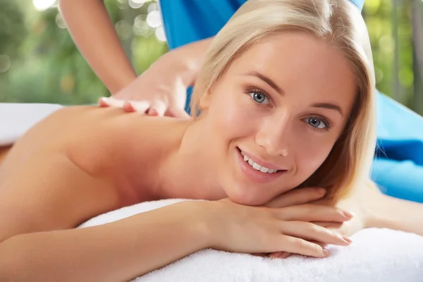 Mujer en ambiente spa — Foto de Stock