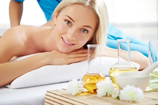 Mujer en ambiente spa — Foto de Stock