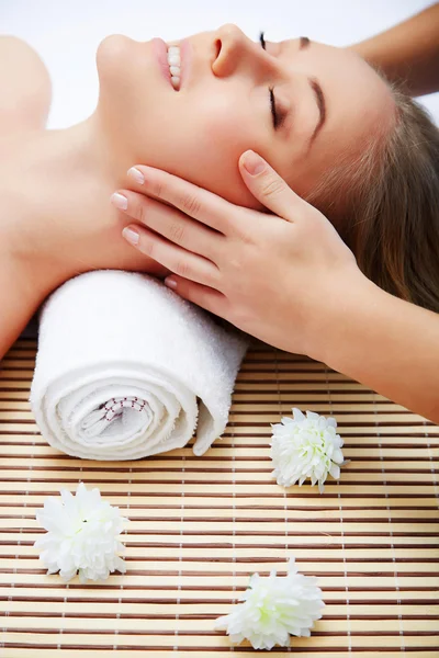 Jeune belle femme dans un environnement spa — Photo