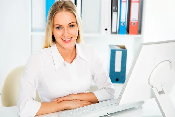 Business woman using laptop — Stock Photo, Image