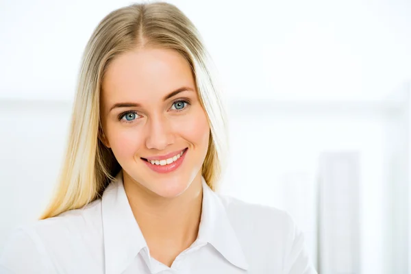 Jonge zakelijke vrouw die lacht — Stockfoto