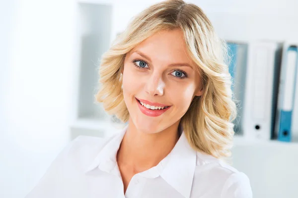 Joven mujer de negocios sonriendo —  Fotos de Stock