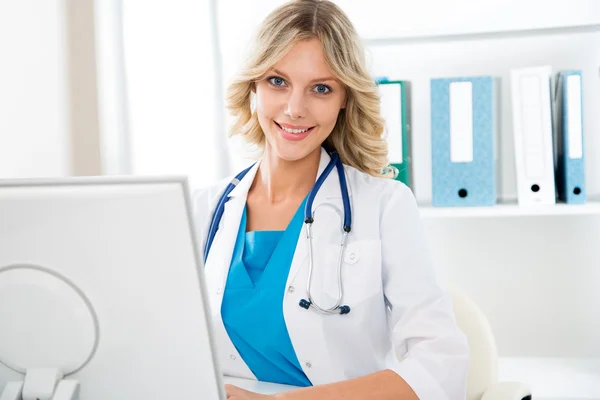 Medico femminile con computer — Foto Stock