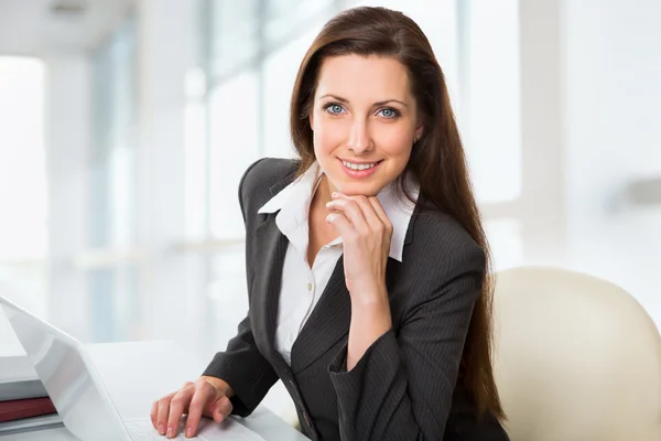 Zakenvrouw werken met laptop — Stockfoto