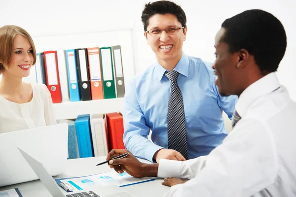 Empresários a trabalhar em conjunto. — Fotografia de Stock