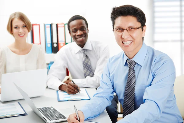 Gente de negocios trabajando juntos. — Foto de Stock