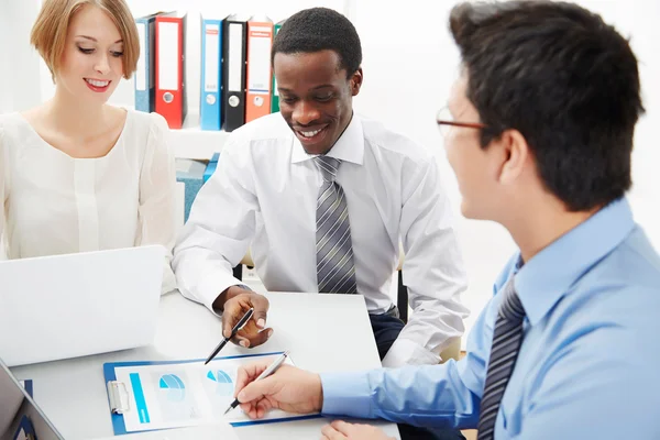 Samenwerking tussen zakenmensen. — Stockfoto