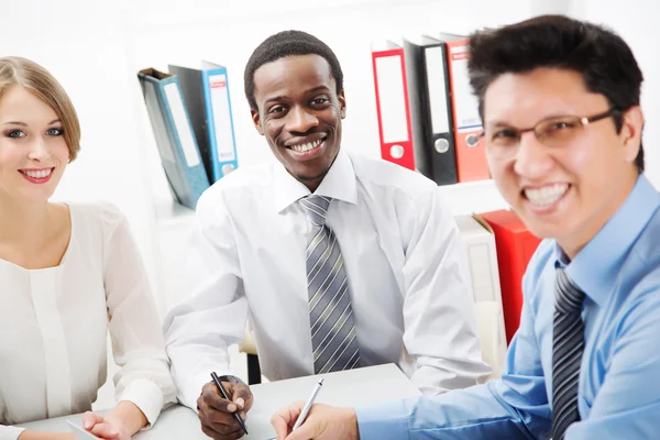 Geschäftsleute arbeiten zusammen. — Stockfoto