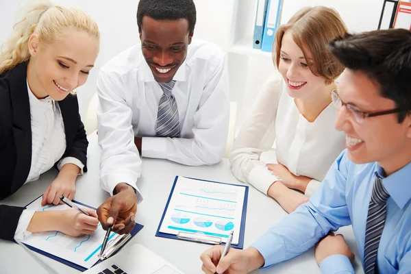 Samenwerking tussen zakenmensen. — Stockfoto