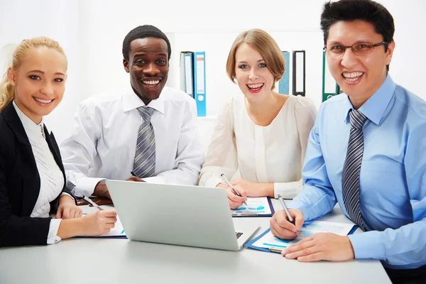 Geschäftsleute arbeiten zusammen. — Stockfoto