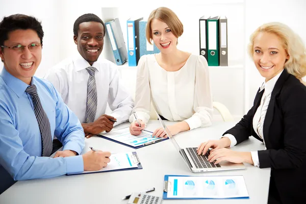 Samenwerking tussen zakenmensen. — Stockfoto