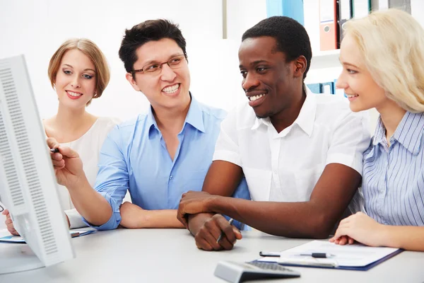 Samenwerking tussen zakenmensen. — Stockfoto