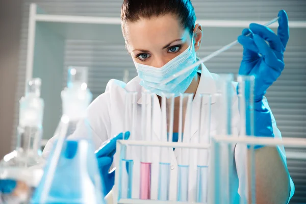 Científica femenina trabajando en laboratorio —  Fotos de Stock