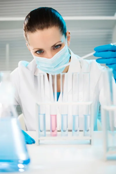 Cientista trabalhando em laboratório — Fotografia de Stock