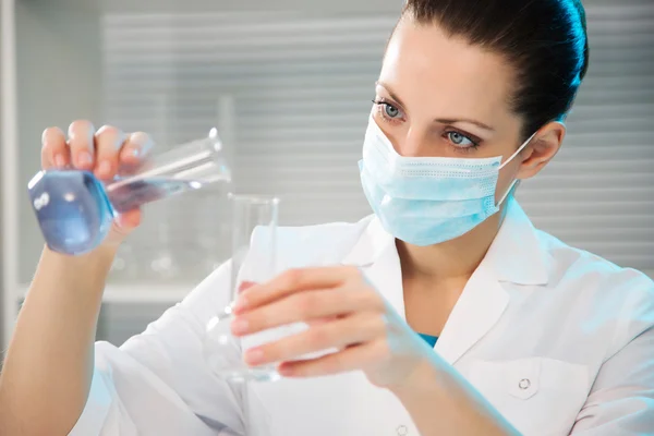 Científica femenina trabajando en laboratorio — Foto de Stock