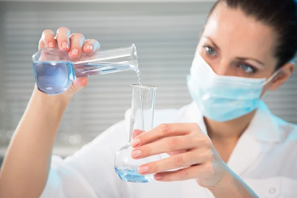 Científica femenina trabajando en laboratorio — Foto de Stock