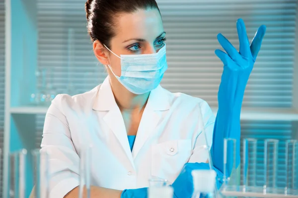 Female scientist working in laboratory — Stock Photo, Image