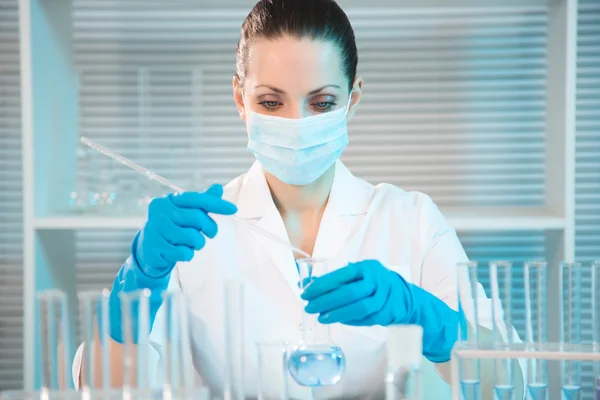 Cientista trabalhando em laboratório — Fotografia de Stock