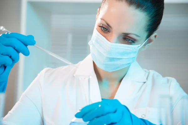 Científica femenina trabajando en laboratorio — Foto de Stock