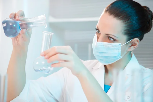 Female scientist working in laboratory — Stock Photo, Image