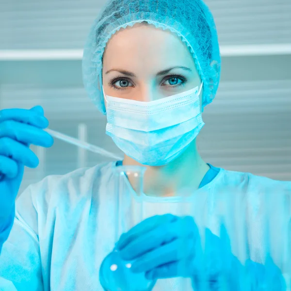 Vrouwelijke wetenschapper werkzaam in laboratorium — Stockfoto