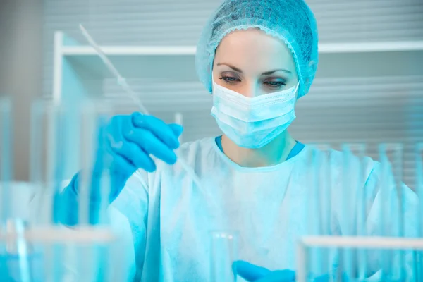 Científica femenina trabajando en laboratorio —  Fotos de Stock