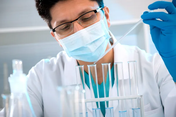 Medical scientist working in laboratory — Stock Photo, Image