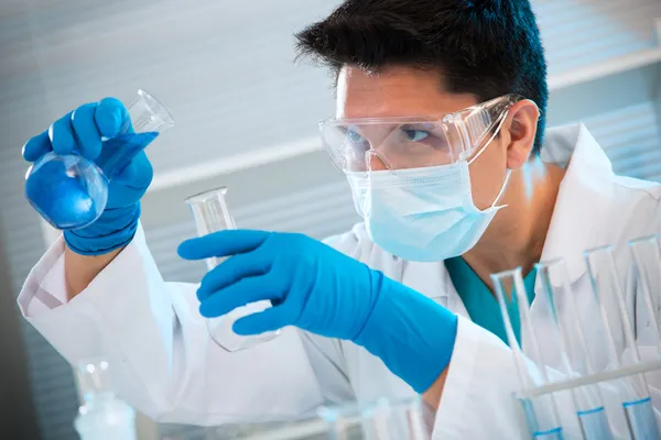 Medical scientist working in laboratory — Stock Photo, Image