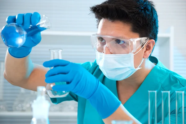 Medical scientist working in laboratory — Stock Photo, Image