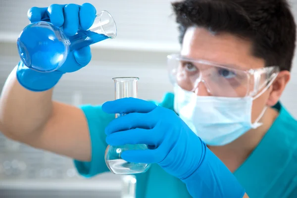 Cientista médico trabalhando em laboratório — Fotografia de Stock