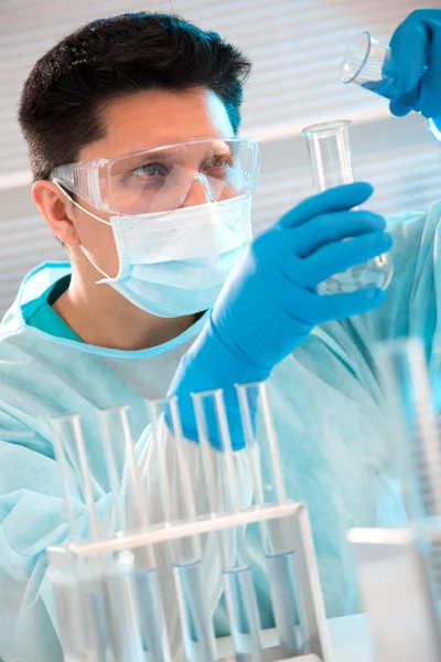 Científico médico trabajando en laboratorio — Foto de Stock