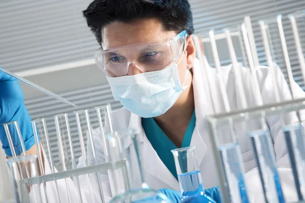 Científico médico trabajando en laboratorio — Foto de Stock