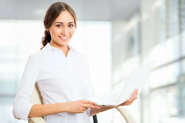 Giovane donna d'affari utilizzando il computer portatile — Foto Stock