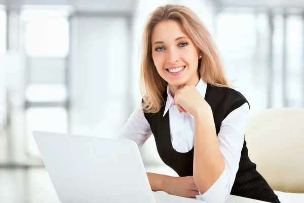Ung forretningskvinde ved hjælp af bærbar computer - Stock-foto