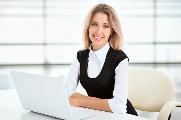 Young business woman using laptop — Stock Photo, Image