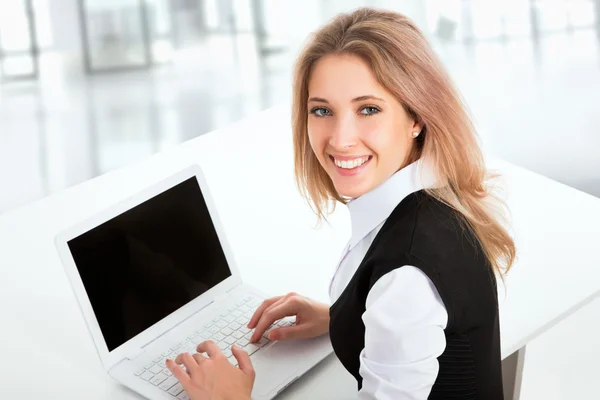 Joven mujer de negocios utilizando el ordenador portátil — Foto de Stock