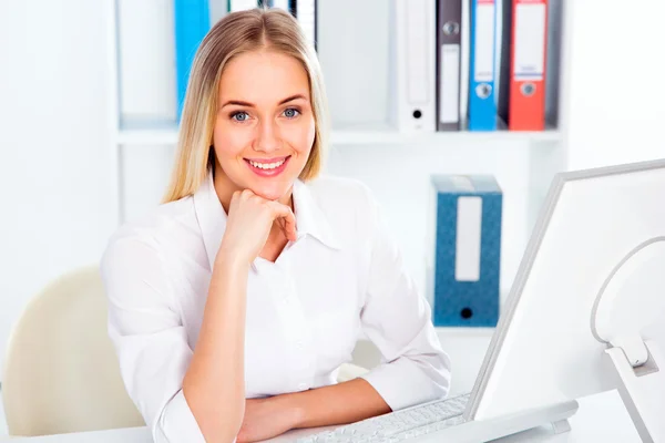 Business woman using laptop at office — Stock Photo, Image