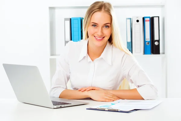 Mujer de negocios usando portátil en la oficina — Foto de Stock