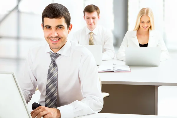 Empresário atraente em um escritório — Fotografia de Stock