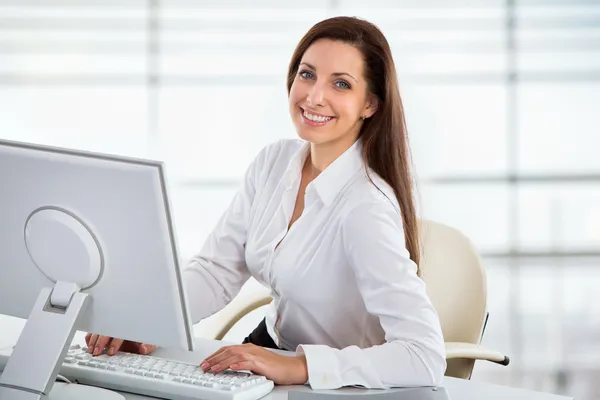 Business woman working with laptop — Stock Photo, Image