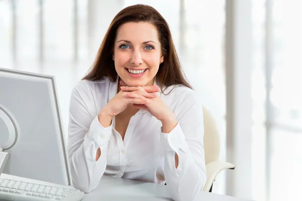 Business woman working with computer — Stock Photo, Image