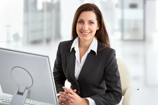 Zakenvrouw werken met laptop — Stockfoto