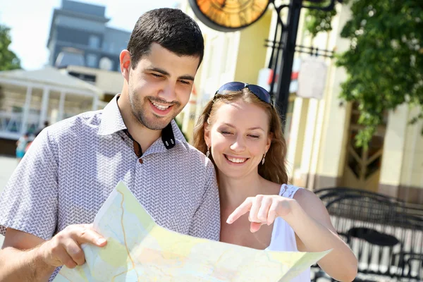 Young couple walking around the city — Stock Photo, Image