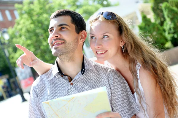 Pareja joven caminando por la ciudad — Foto de Stock