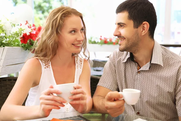 Young couple relaxing in a cafe — Stock Photo, Image