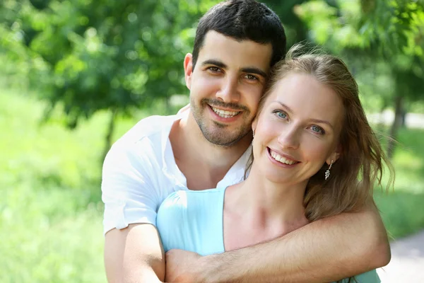 Retrato de atraente jovem casal apaixonado ao ar livre . — Fotografia de Stock