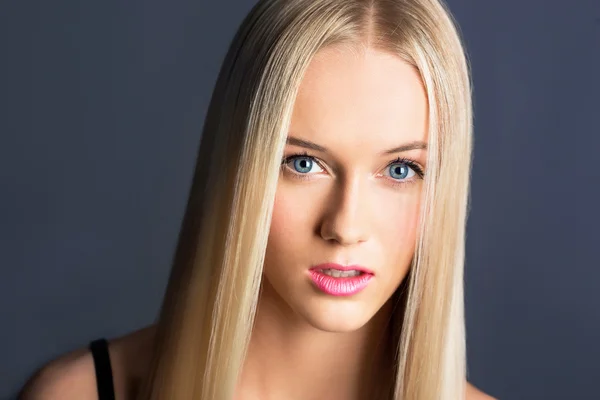 Menina bonita com um cabelo longo — Fotografia de Stock