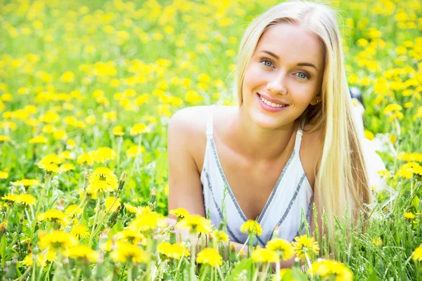 Piękne Młoda kobieta wśród kwiatów — Zdjęcie stockowe