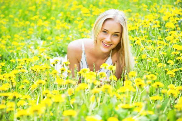 Belle jeune femme parmi les fleurs — Photo